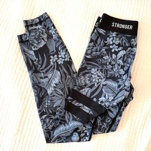 Stronger Label Floral Leggings | XS